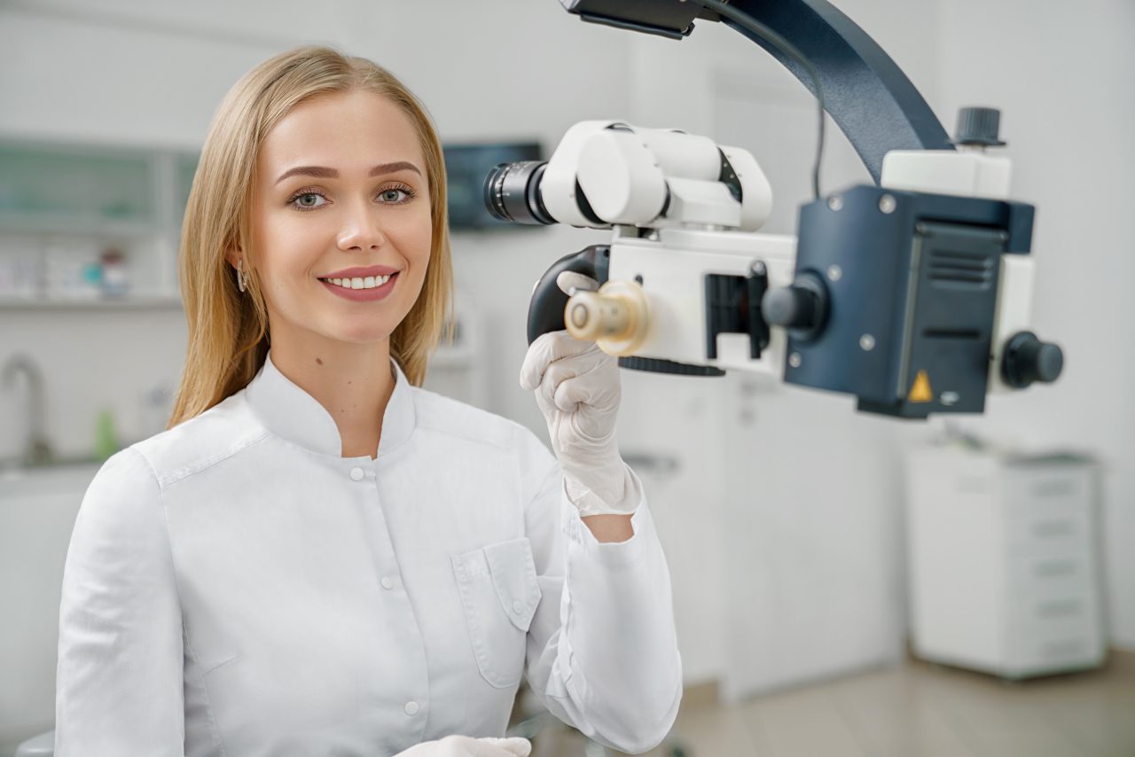 front-view-of-beautiful-female-dentist-looking-at-VEGM54V-1280x854.jpg