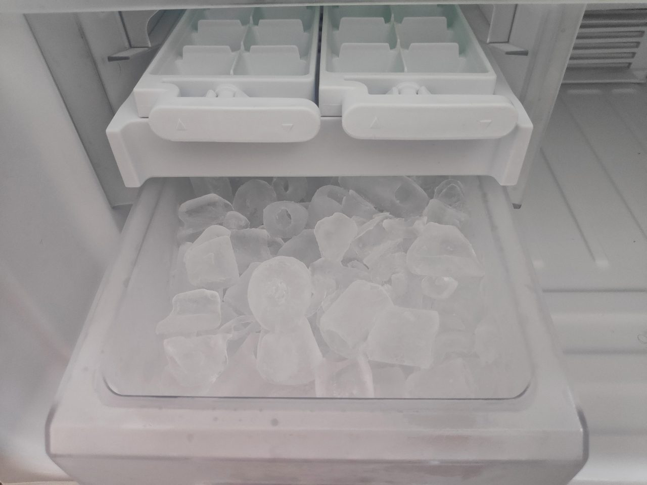 ice-maker-container-in-the-refrigerator-2021-09-01-10-35-36-utc-1280x960.jpg